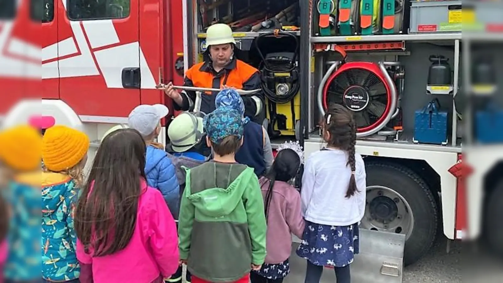 Highlight der Feuerwehrwoche war der Besuch der „echten” Feuerwehr bei den Kindern. (Foto: Montessori Kinderhaus Arnbach)