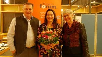 Gerhard Haszprunar, Vorsitzender des Dachauer Forums, und Geschäftsführerin Annerose Stanglmayr haben Kathrin Birkeneder (Mitte) verabschiedet. (Foto: Dachauer Forum)
