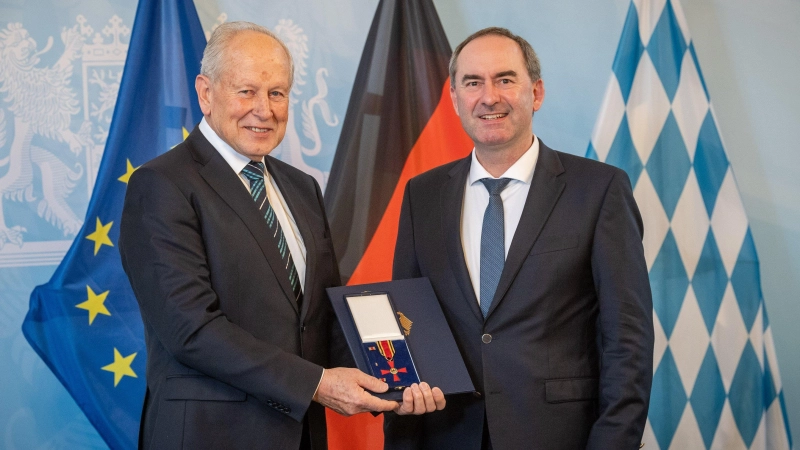 Wirtschaftsminister Hubert Aiwanger mit Wilhelm Kirchensteiner (links). (Foto: StMWi/A. Heddergott)