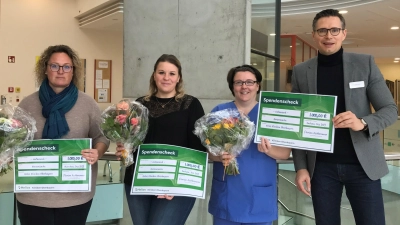 Geschäftsführer Florian Aschbrenner überreicht Tanja Kozol, Stefanie Nottenstreiter und Jaqueline Gasch ihren Gewinn. (Foto: Helios)