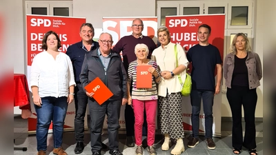 Der wieder gewählte SPD Vorstand (von li) Johanna Wagner, Hubert Böck, Karl Demmelmayr, Roland Schneewind, Elfriede Stapfer, Martina Tschirge, Peter Frey und Karin Reichlmeier. (Foto: SPD )