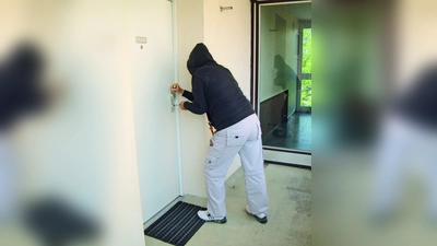 Wenn das Türschloss richtig gesichert ist, dann kommen Einbrecher nicht so leicht in eine fremde Wohnung. (Foto: AH)