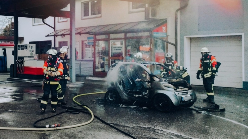 Die Feuerwerh löschte den Smart rasch, ehe die Flammen um sich greifen konnten. (Foto: Kreisbrandinspektion Dachau)