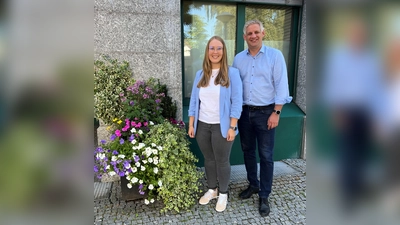 Johanna Wörl (li) und 1. Bürgermeister Christian Blatt. (Foto: Gemeinde Erdweg)