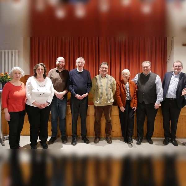 Der neue Hauptausschuss (von li) Marianne Mayrhofen, Christine Kreitmair-Biener, Sascha Rotschiller, Pfarrer Michael Bartmann, Dr. Wolfgang Sturm, Veronika Winkler, Prof. Dr. Gerhard Haszprunar und Prof. Dr. Herbert Kaltner. (Foto: Dachauer Forum)