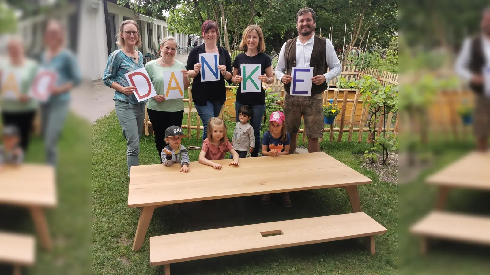 Die Kinder, das pädagogische Personal und die Eltern des Kinderhauses St. Anna freuen sich über einen wunderschönen massiven Kindertisch mit Bänken sowie große Holzbauklötze für den Garten. (Foto: Förderverein Kinderhauses St, Anna)