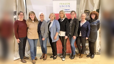 Das neue Vorstandsteam (von li) Karin König, Jeanette Huber, Johanna Mertl, Dr. Christina Epple, Renate Enzensberger, Julia Grote, Bettina Löwl und Stephanie Aschbichler. (Foto: FU Dachau)