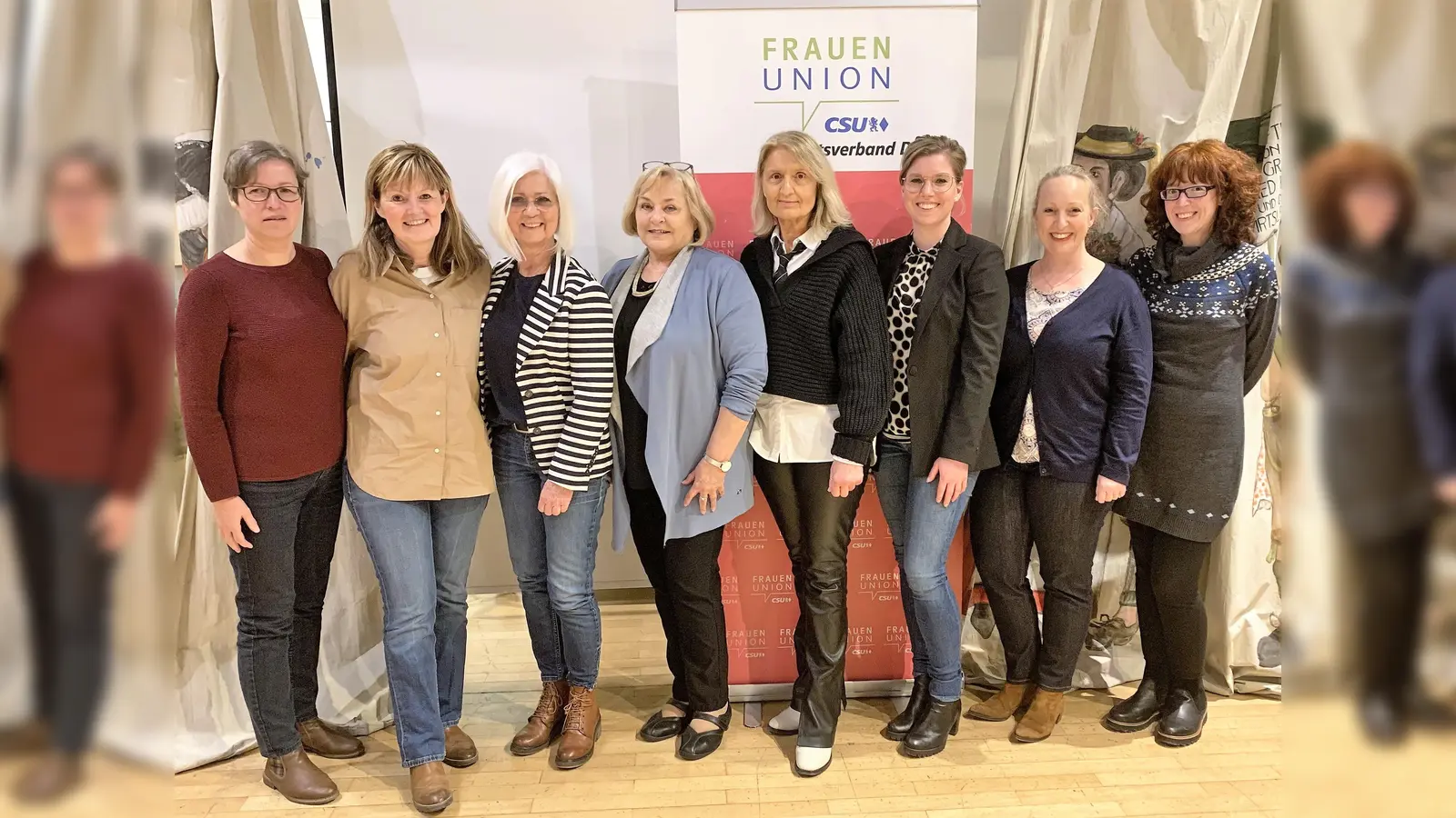 Das neue Vorstandsteam (von li) Karin König, Jeanette Huber, Johanna Mertl, Dr. Christina Epple, Renate Enzensberger, Julia Grote, Bettina Löwl und Stephanie Aschbichler. (Foto: FU Dachau)