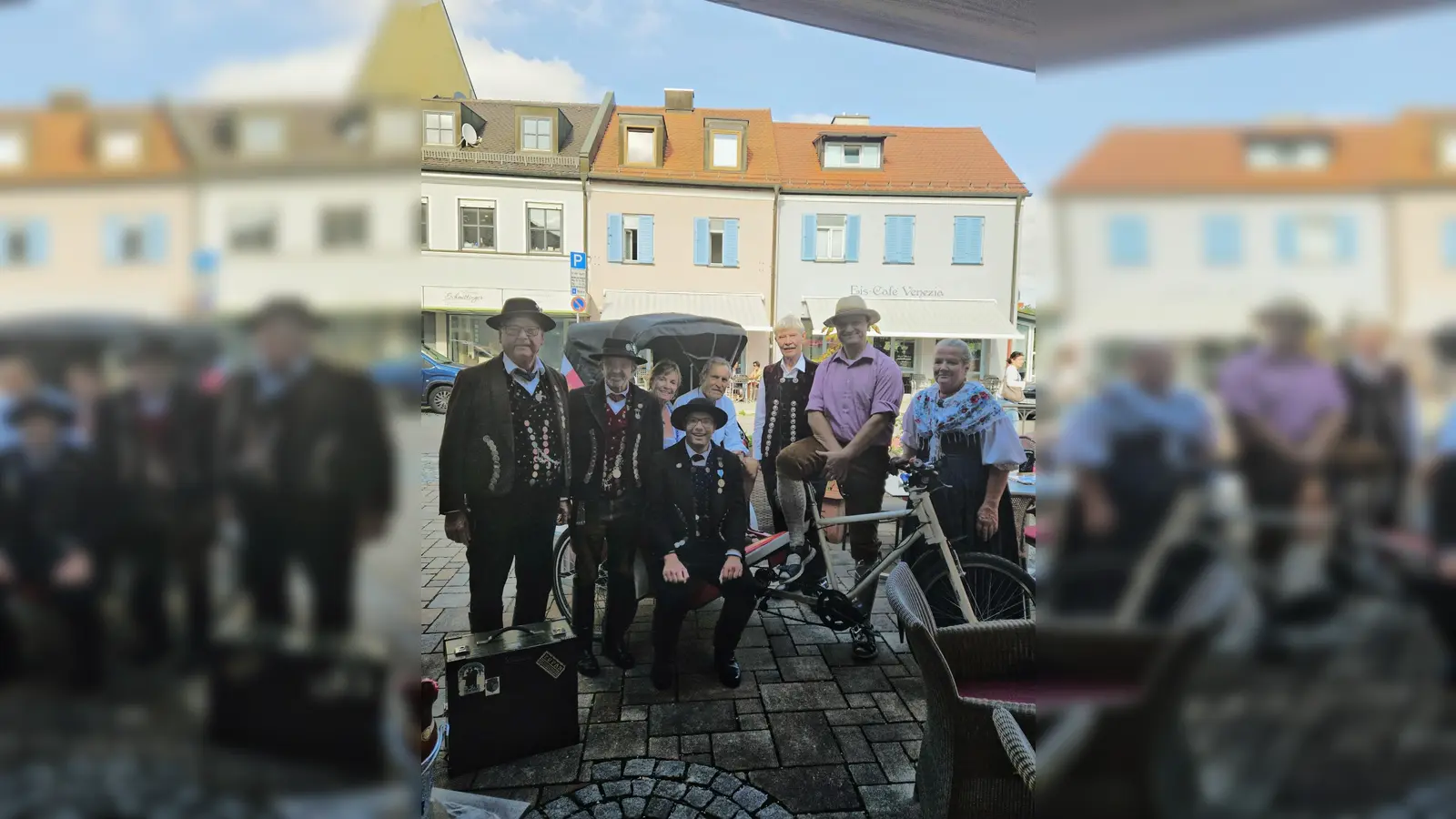 Rikschafahrt zum 85. Geburtstag: Die Vorstandschaft des VTEV D’Ampertaler Dachau feierte Vereinsmitglied Charli Messner. (Foto: D’Ampertaler Dachau )