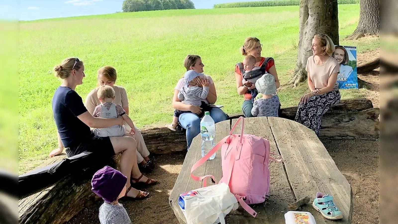 Stephanie Burgmaier (re) im Gespräch auf dem Spielplatz in Weichs. (Foto: CSU)