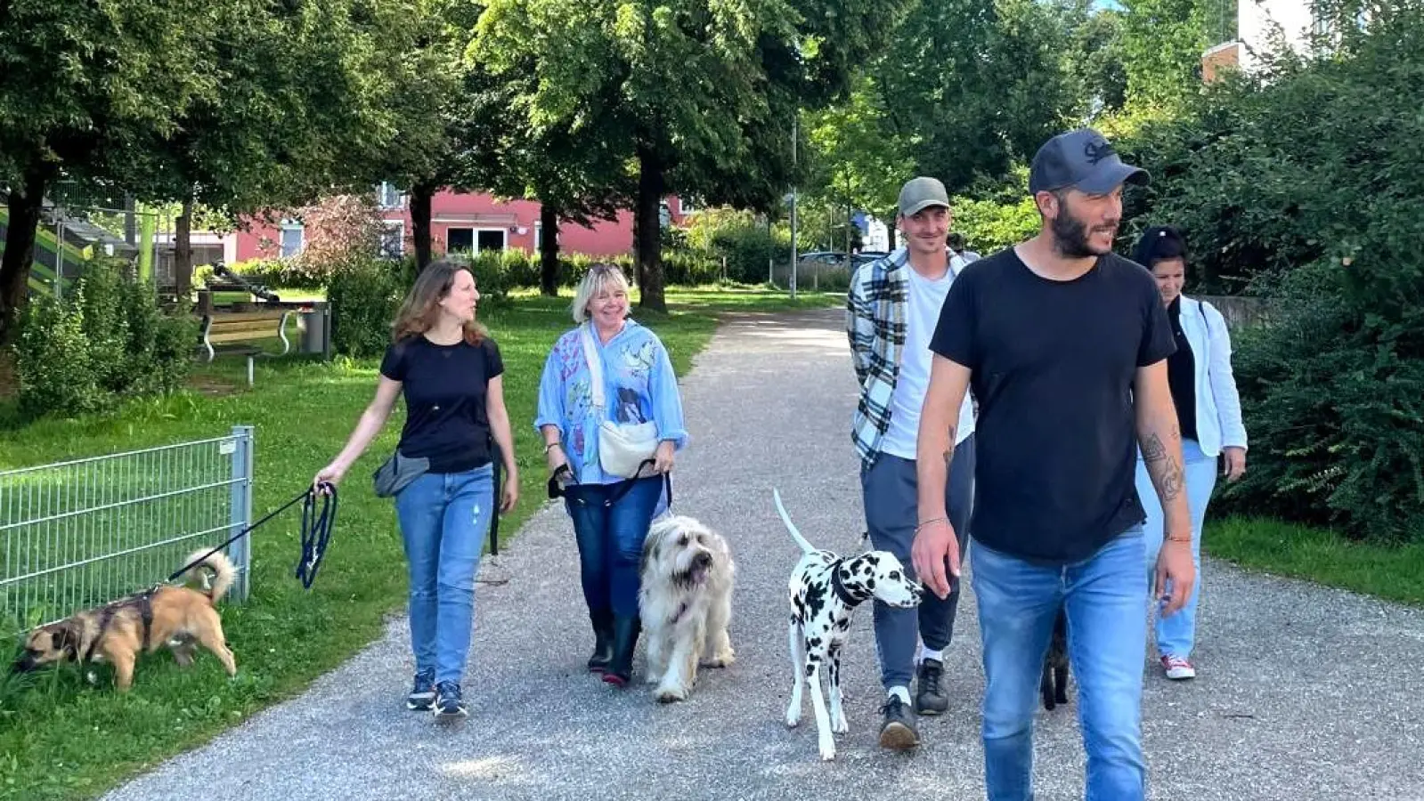 Gemeinsam unterwegs ist Benedikt Scheppen (vorne) mit einer Gruppe beim Social Walk. (Foto: privat)