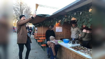 Eröffnete den Basar und segnete die Kränze und Gestecke: Gemeindeassistent Maximilian Gassner. (Foto: Pfarrgemeinderat Erdweg)