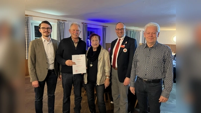 Walter Dlask (2. von links) zusammen mit Dennis Behrendt (links), Edda Drittenpreis (Mitte), Bernhard Seidenath (2. von rechts) und Albert Solleder. (Foto: BRK-Kreisverband Dachau)