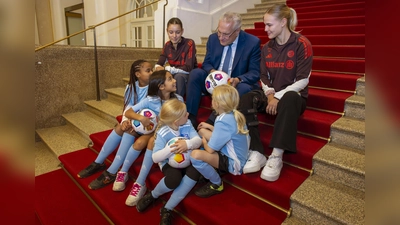 Fachgespräch auf dem roten Teppich: Sportminister Joachim Herrmann sowie die FC-Bayern-Spielerinnen Carla Schwarz und Nike Herrmann mit den „Mädchen an den Ball”-Mädchen Anna, Lea, Maria, Adna, Leni und Ayse. (Foto: Bernd Feil / Biku gGmbH)