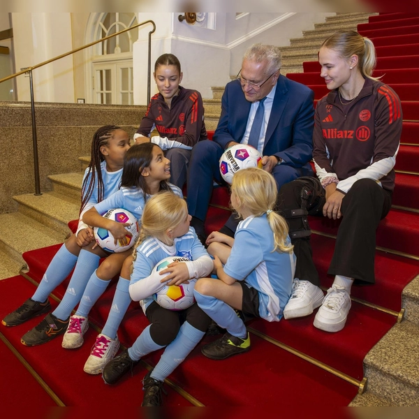 Fachgespräch auf dem roten Teppich: Sportminister Joachim Herrmann sowie die FC-Bayern-Spielerinnen Carla Schwarz und Nike Herrmann mit den „Mädchen an den Ball”-Mädchen Anna, Lea, Maria, Adna, Leni und Ayse. (Foto: Bernd Feil / Biku gGmbH)