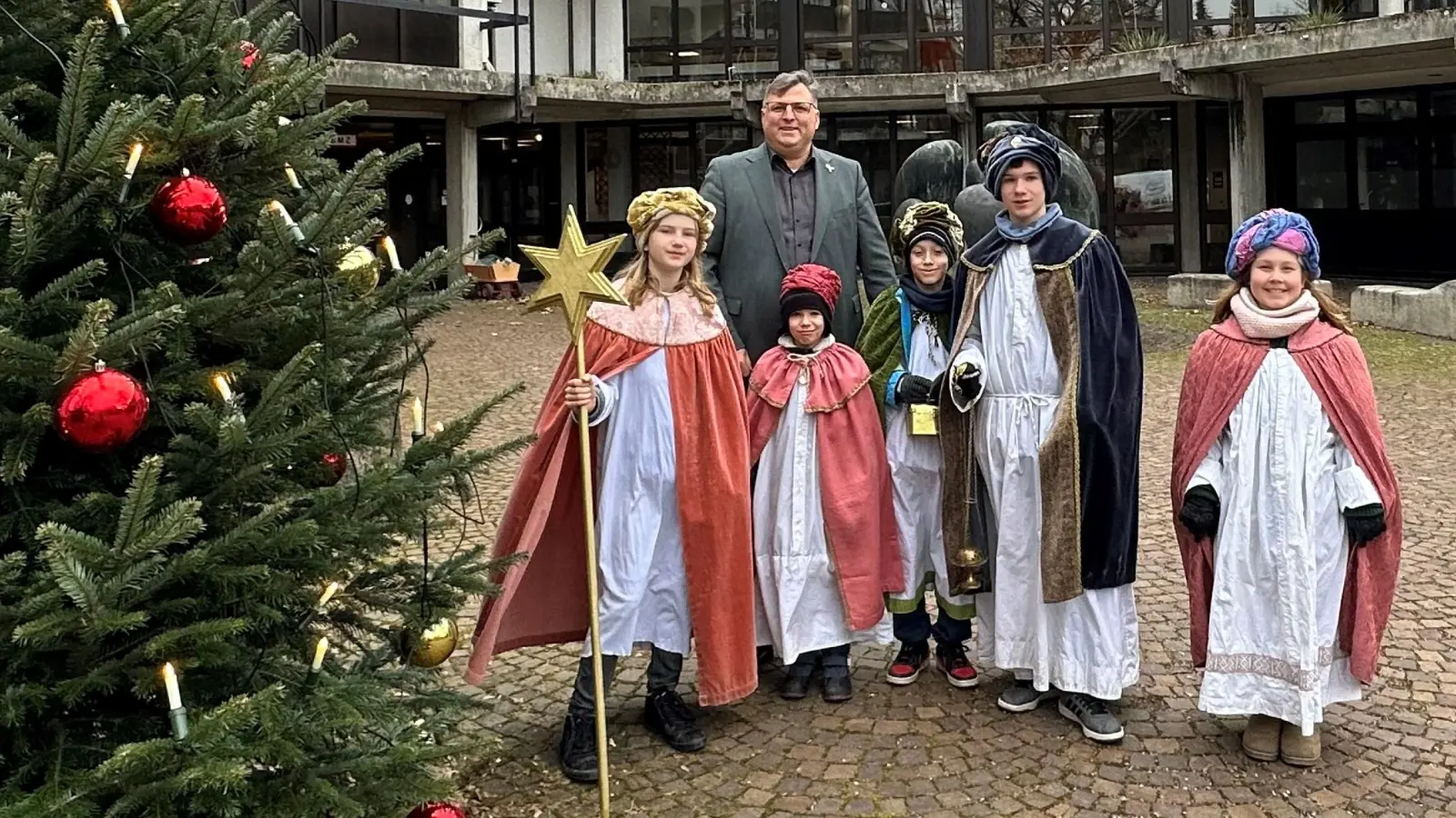 Die Sternsinger der Pfarrei St. Jakob schrieben im Landratsamt den Segen über die Türen. (Foto: Landratsamt Dachau)