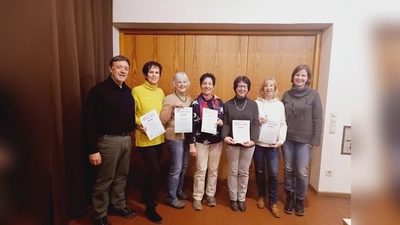 Die wiedergewählte Vorstandschaft und die Jubilare (von links): Herbert Michalitza (Schriftführer), Renate Schafitel (30 Jahre), Christraude Obergfell (20 Jahre), Anneliese Gareis (30 Jahre), Christine Einhellinger (30 Jahre und Kassier), Doris Wallner (30 Jahre), Constance Gassel (1. Vorstand) – nicht auf dem Bild sind Susanne Hirschvogel (2. Vorstand) und Rudi Specht (Beisitzer). (Foto: The Gospel Voices Schwabhausen e.V.)