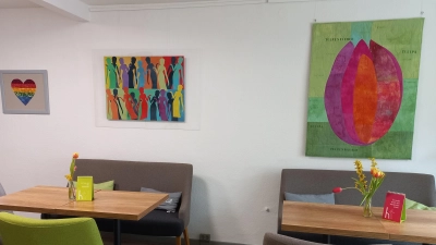 Farbenfrohe Bilder des Vereins „textilArt” sind im Café Heilbar zu bewundern. (Foto: textilArt)