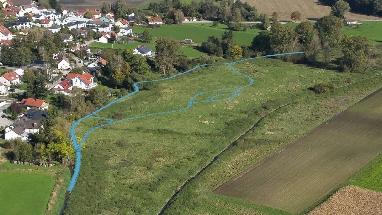 Die geplante Verlegung der Glonn bei Egenhofen: Der neue Verlauf ist gestrichelt eingezeichnet. (Foto: Wasserwirtschaftsamt)