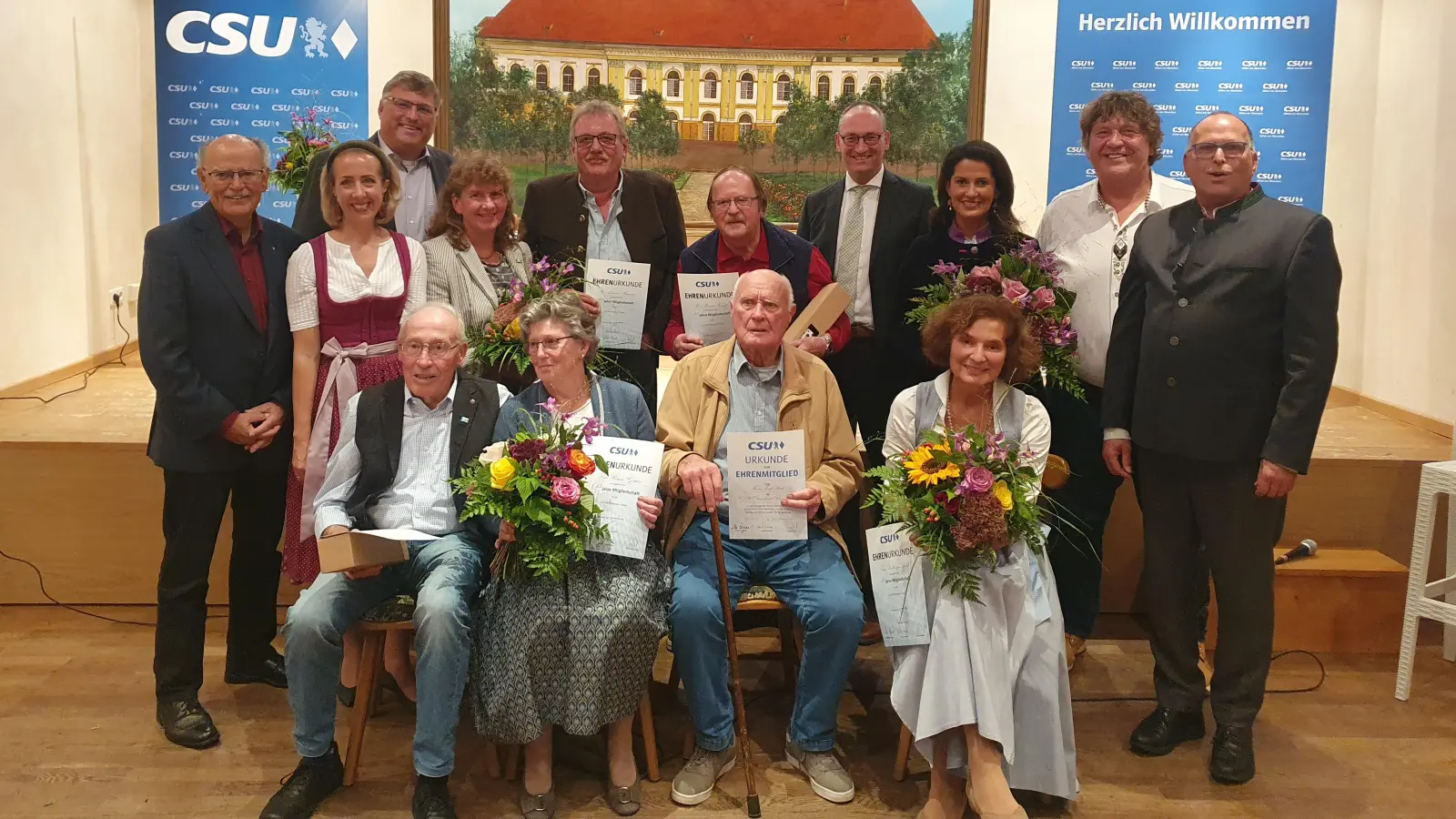 Die CSU ehrte verdiente Mitglieder. Hinten (von links): Josef Mederer (ehem. Bezirkspräsident und Altbürgermeister von Schwabhausen), Stephanie Burgmair (Bezirksrätin), Stefan Löwl (Landrat), Sabine Frahammer (30 Jahre), Hans Brunner (25 Jahre), Werner Knopf (45 Jahre), Bernhard Seidenath (MdL und Kreisvorsitzender), Landwirtschaftsministerin Michaela Kaniber, Josef Reischl (Ortsvorsitzender), Rüdiger Hartmann (stv. Ortsvorsitzender); vorne (von links): Bernd Battermann (30 Jahre), Rosina Göttler (45 Jahre), Ehrenmitglied Josef Böck, Walburga Loock (35 Jahre). (Foto: red)