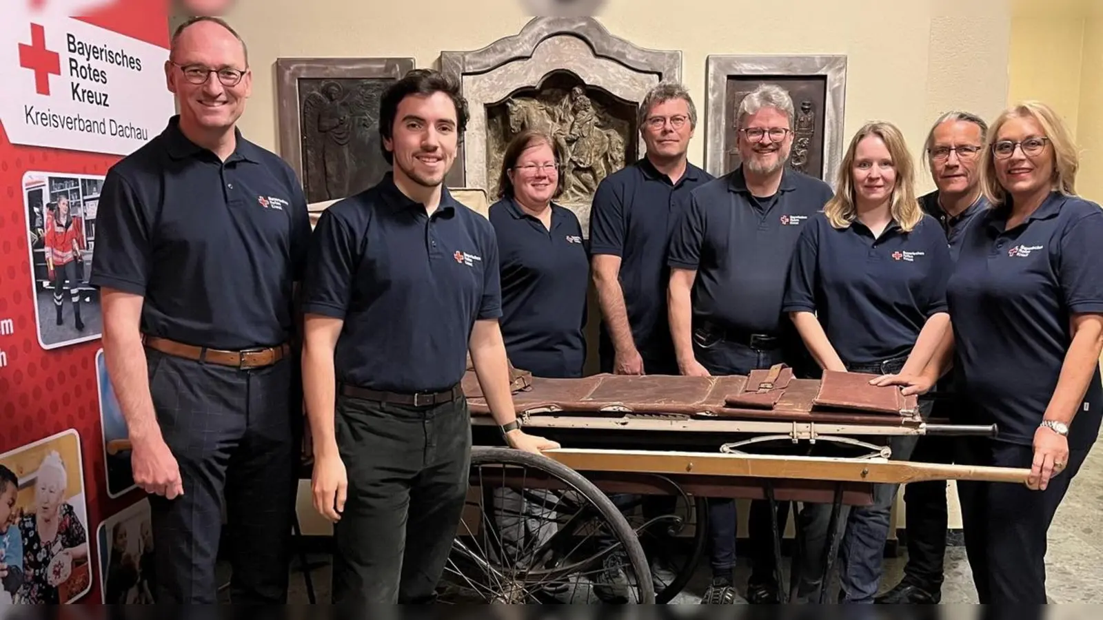 Bernhard Seidenath und Tizian Bartling mit der ehrenamtlichen Arbeitsgruppe „Historisches Erbe“, Susanne Eismann, Bernd Wanka, Florian Heiser, Kerstin Cser, Mike Ott und Dr. Bärbel Schäfer (von links). (Foto: BRK Dachau)