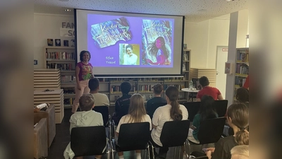 Efua Traorés Lesung war nicht nur ein literarisches Highlight, sondern auch eine wertvolle Erfahrung für die Schülerinnen und Schüler der Mittelschule Karlsfeld. (Foto: Gemeinde Karlsfeld)