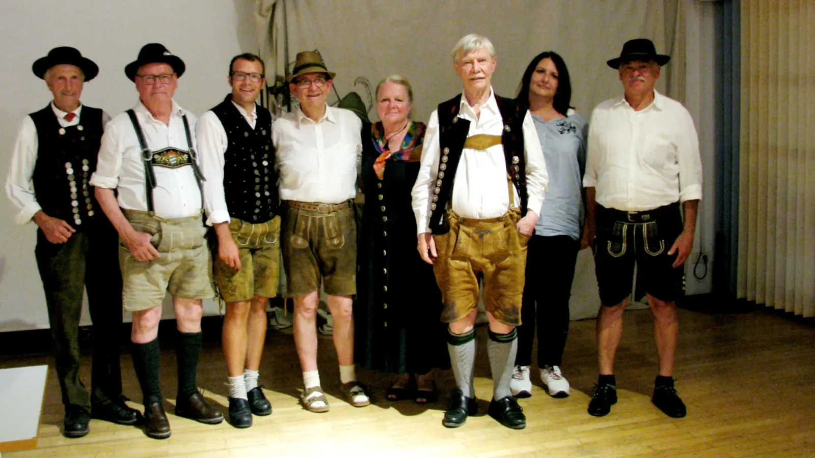 Sigi Bradl (4. von links) mit den Ampertalern Josef Burgstaller, Heinz Riedlbeck, Markus Erhorn, Evi Wittmann, Dr. Edgar Forster, Anja Kreter und Herbert Elsner. (Foto: D'Ampertaler Dachau)