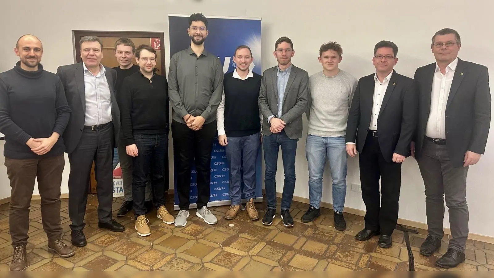 Die Junge Union Karlsfeld mit Vertretern des CSU-Ortsverbands (von links): Andres Brandt (JU-Kreisvorsitzender Dachau), Stefan Kolbe (Bürgermeister der Gemeinde Karlsfeld), Dr. Matthias Nuber (Schatzmeister), Andreas Wagner (stellv. Ortsvorsitzender), Varun Sjöberg (2. Schriftführer), Max Berchtenbreiter (Ortsvorsitzender), Paul Offenbeck (1. Schriftführer), Kilian Schestak (stellv. Ortsvorsitzender), Christian Bieberle (Baureferent der Gemeinde Karlsfeld), Bernd Wanka (Verkehrsreferent und CSU-Fraktionsvorsitzender im Gemeinderat). (Foto: JU)