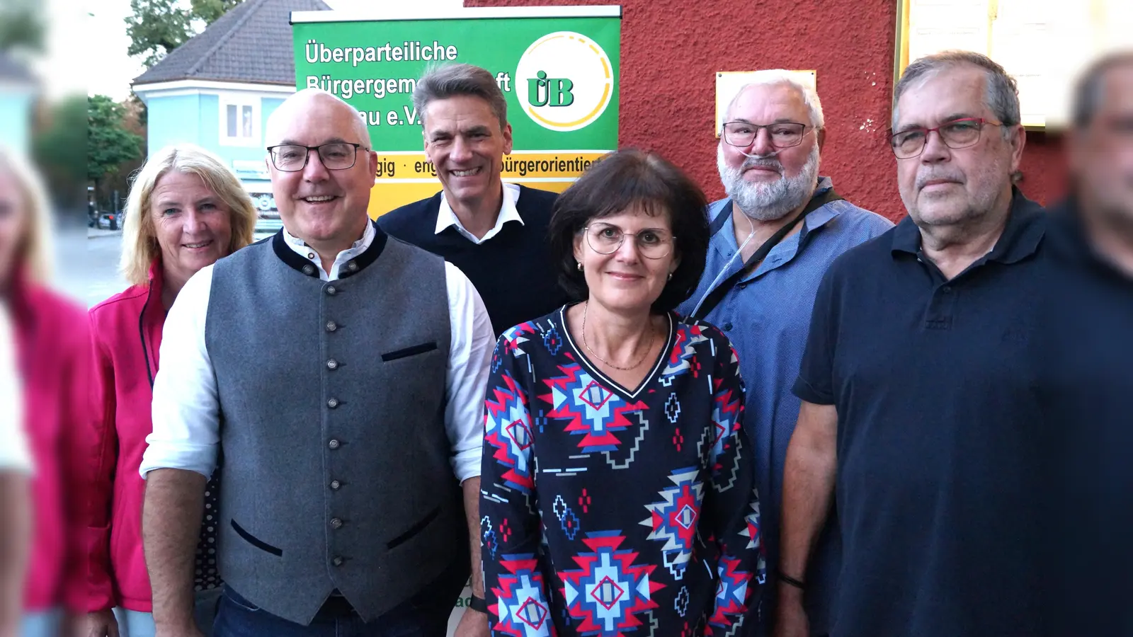 Ingrid Sedlbauer (Stadträtin ÜB), Jürgen Schleich (1. Vorsitzende ÜB, Bezirkstagskandidat FW), Peter Gampenrieder (Stadrat ÜB) Renate Rösch (2. Vorsitzende ÜB), Gerhard Donth (VdK-Ortsverband Dachau) und Walter Wüst (VdK-Kreisvorsitzender Dachau) (von li). (Foto: ÜB Dachau)