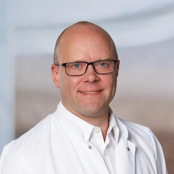 Dr. med. Björn Johnson, Chefarzt Geriatrie an der Helios Amper-Klinik Indersdorf, informiert über den Umgang mit Demenz. (Foto: Helios)