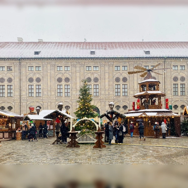 Ein ganzes Weihnachtsdorf wartet im Kaiserhof der Residenz auf große und kleine Besucher. (Foto: ©Bay. Schlösserverwaltung, Karin Weber, //www.schloesser.bayern.de//)