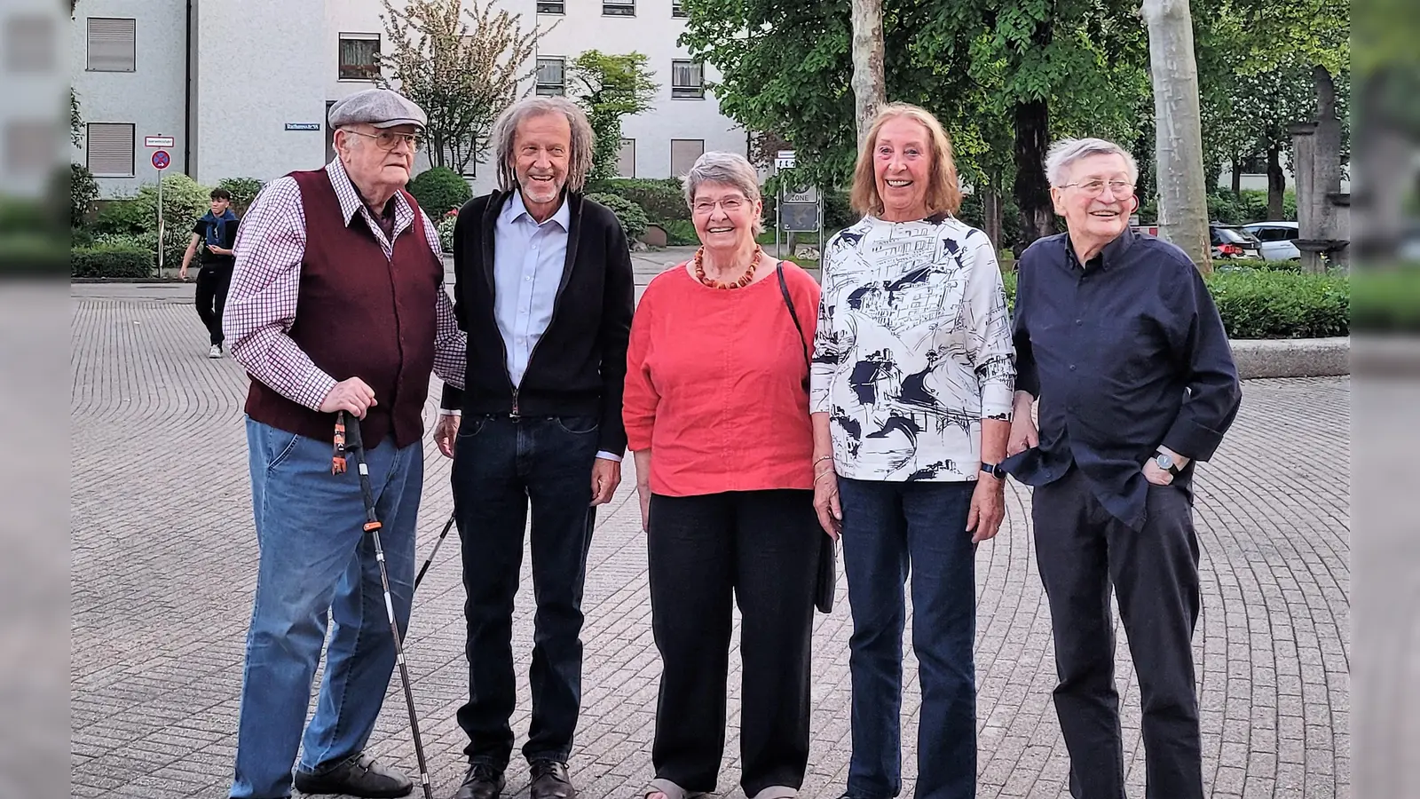 Gründungsmitglieder des Kunstkreises (von li) Wolfgang Seehaus, Klaus Herbrich, Otti Patzelt, Anita Neuhaus und Dieter Kleiber-Wurm. (Foto: Kunstkreis Karlsfeld e.V.)