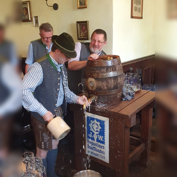 OB Florian Hartmann sorgte für eine Bierdusche. (Foto: Januschkowetz)