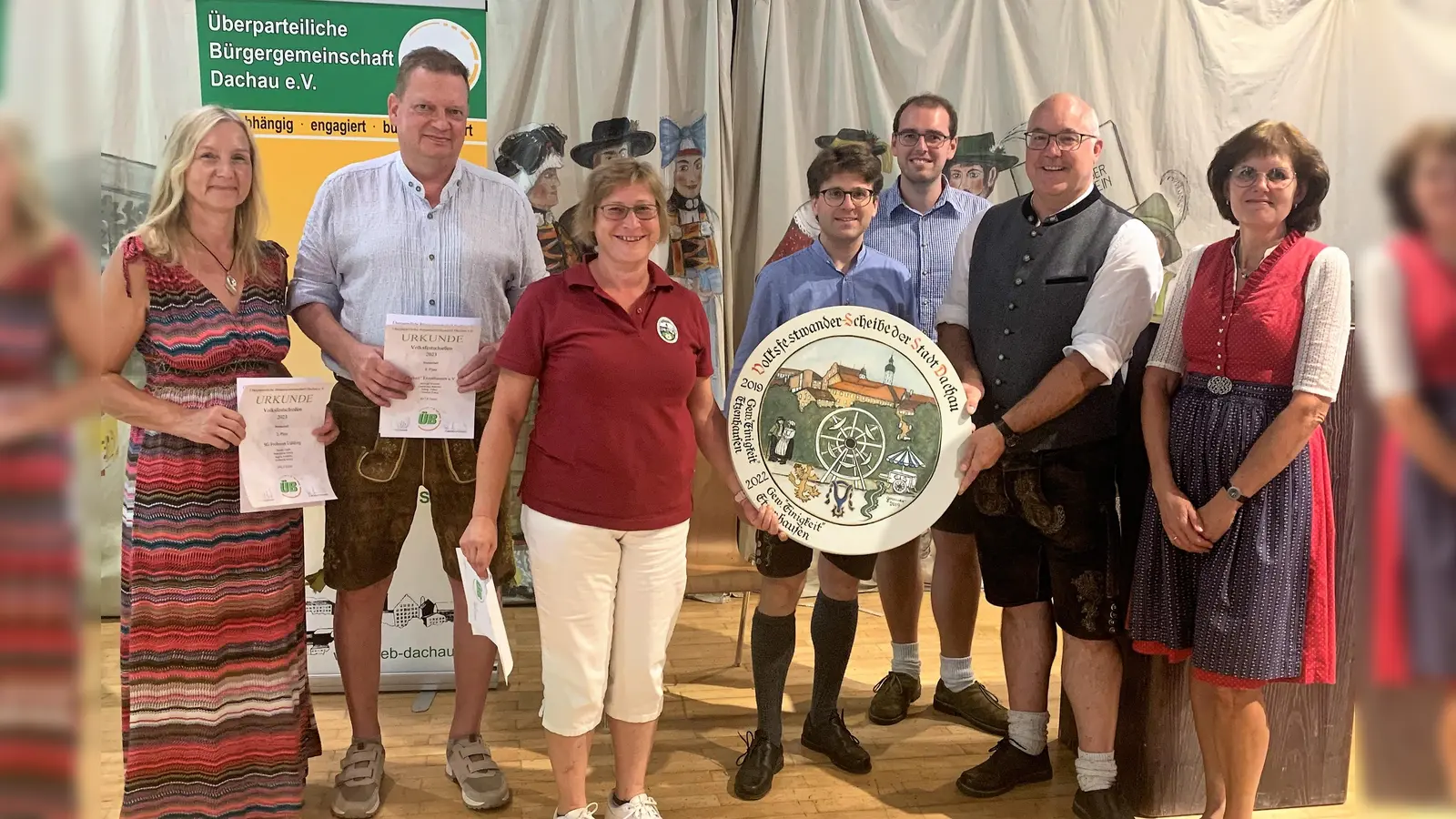 ÜB Volksfestschießen mit (von li) Angela Schäffler (SG „Frohsinn“ Udlding), Christian König (SV „Einigkeit“ Etzenhausen), Ines Gross (SG Karlsberg Dachau), Oberbürgermeister Florian Hartmann, Sebastian Rösch, Jürgen Schleich und Renate Rösch (alle ÜB Dachau). (Foto: ÜB Dachau)