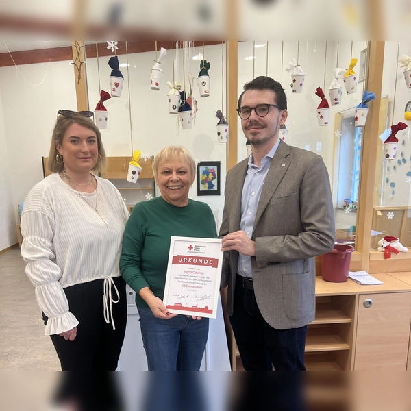 Antonia Maria Berktold und Dennis Behrendt gratulieren Ingrid Odierna (Mitte) zum Dienstjubiläum. (Foto: BRK - Kreisverband Dachau)