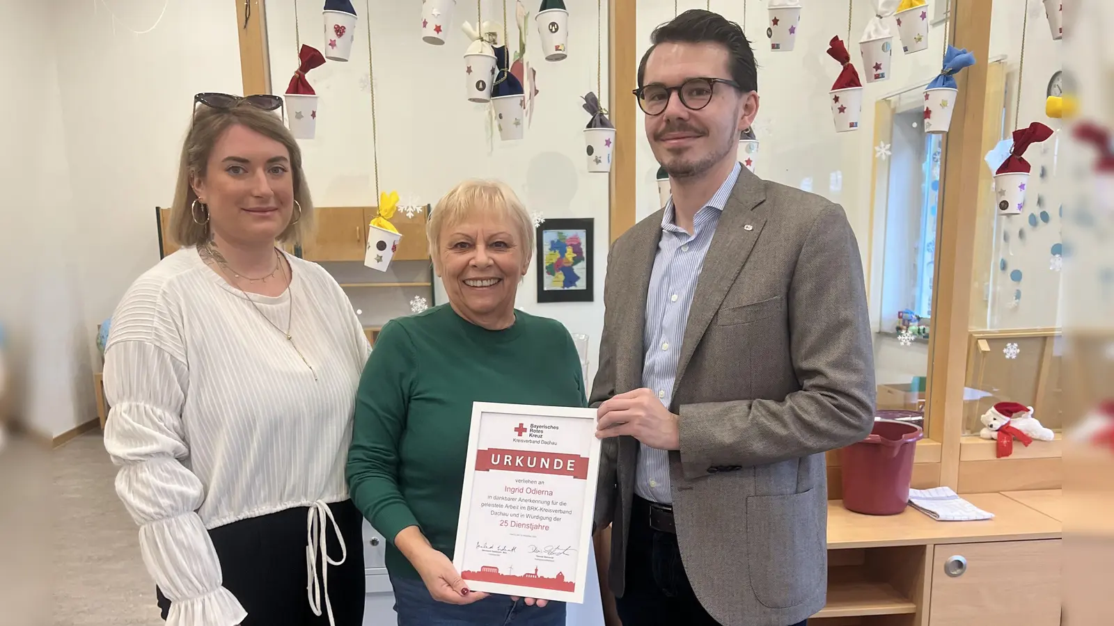 Antonia Maria Berktold und Dennis Behrendt gratulieren Ingrid Odierna (Mitte) zum Dienstjubiläum. (Foto: BRK - Kreisverband Dachau)