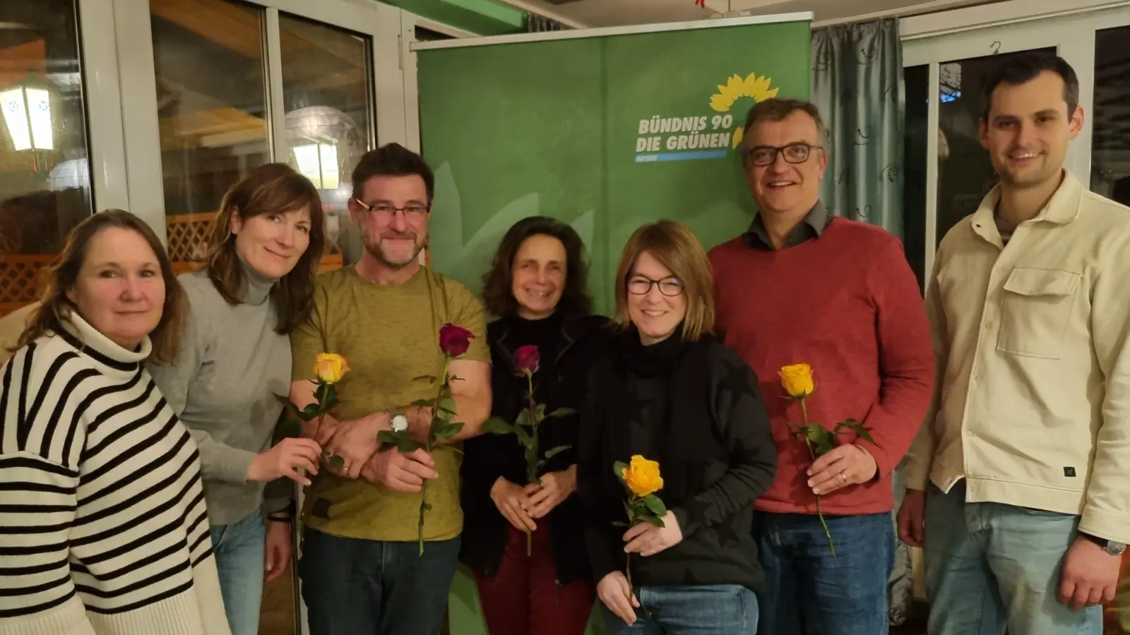 Der Vorstand des neu gegründeten Ortsverbands Erdweg-Altomünster von Bündnis 90/Die Grünen mit den Kreisverbands-Vorsitzenden (v.l.): Karin Beittel (KV Dachau), Nicole Thulke, Christian Zähle, Angelika Börkey, Katrin Horvat, Stephan Mücke und Alexander Heisler (KV Dachau). (Foto: Grünen Dachau/Alexander Heisler)