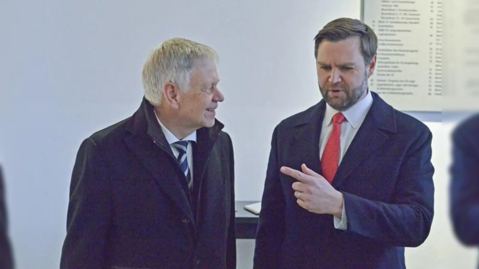 US-Vizepräsident JD Vance (rechts) im Gespräch mit Stiftungsdirektor Karl Freller. (Foto: Stiftung Bayerische Gedenkstätten)