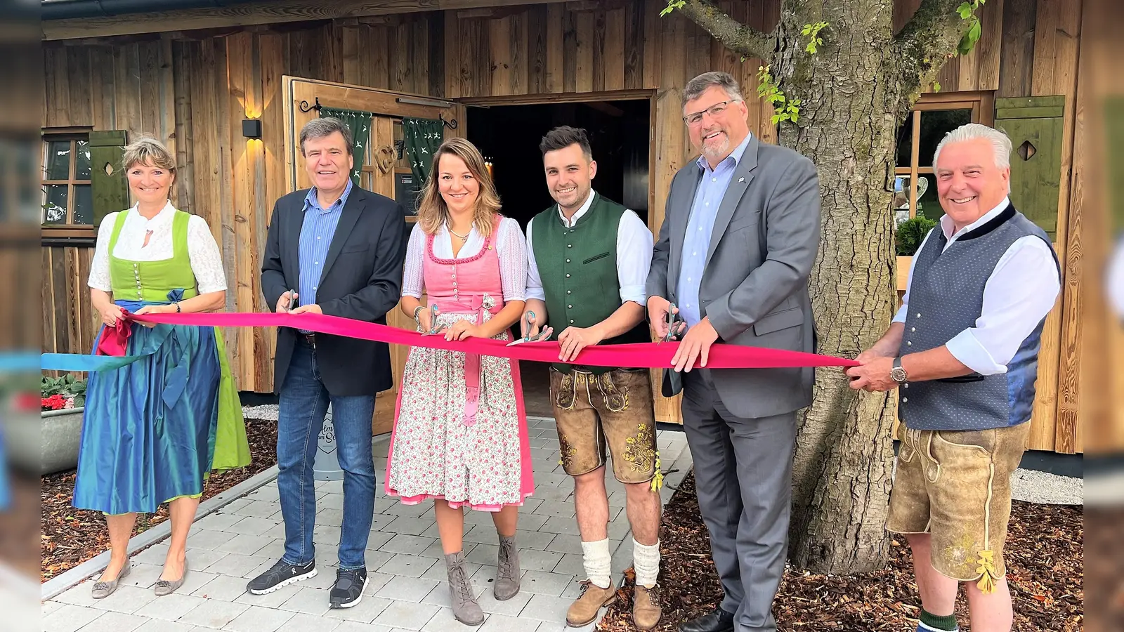 Offizielle Eröffnung mit (von li) Manuele Brandl, Bürgermeister Stefan Kolbe, Julia Baehr, Marc Peters, Landrat Stefan Löwl und Peter Brandl. (Foto: Weimer & Paulus)