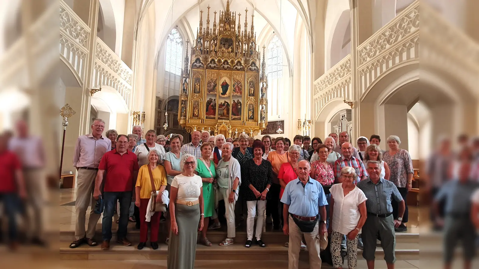 Die Ausflugsgruppe vor dem Hochaltar der Stadtpfarrkirche von Bad Tölz. (Foto: Veteranen- und Reservistenkameradschaft Großinzemoos)