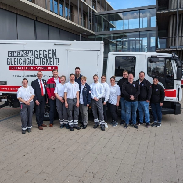 Das Blutspendeteam aus BRK-Helfern und den Mitgliedern der FFW Odelzhausen mit den BRK-Kreisvorsitzenden Bernhard Seidenath (links) und Angelika Gumowski (Mitte). (Foto: BRK)