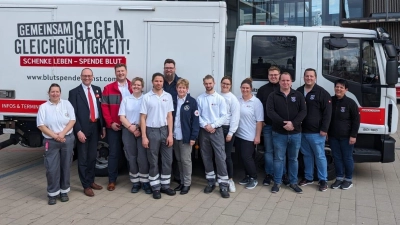 Das Blutspendeteam aus BRK-Helfern und den Mitgliedern der FFW Odelzhausen mit den BRK-Kreisvorsitzenden Bernhard Seidenath (links) und Angelika Gumowski (Mitte). (Foto: BRK)