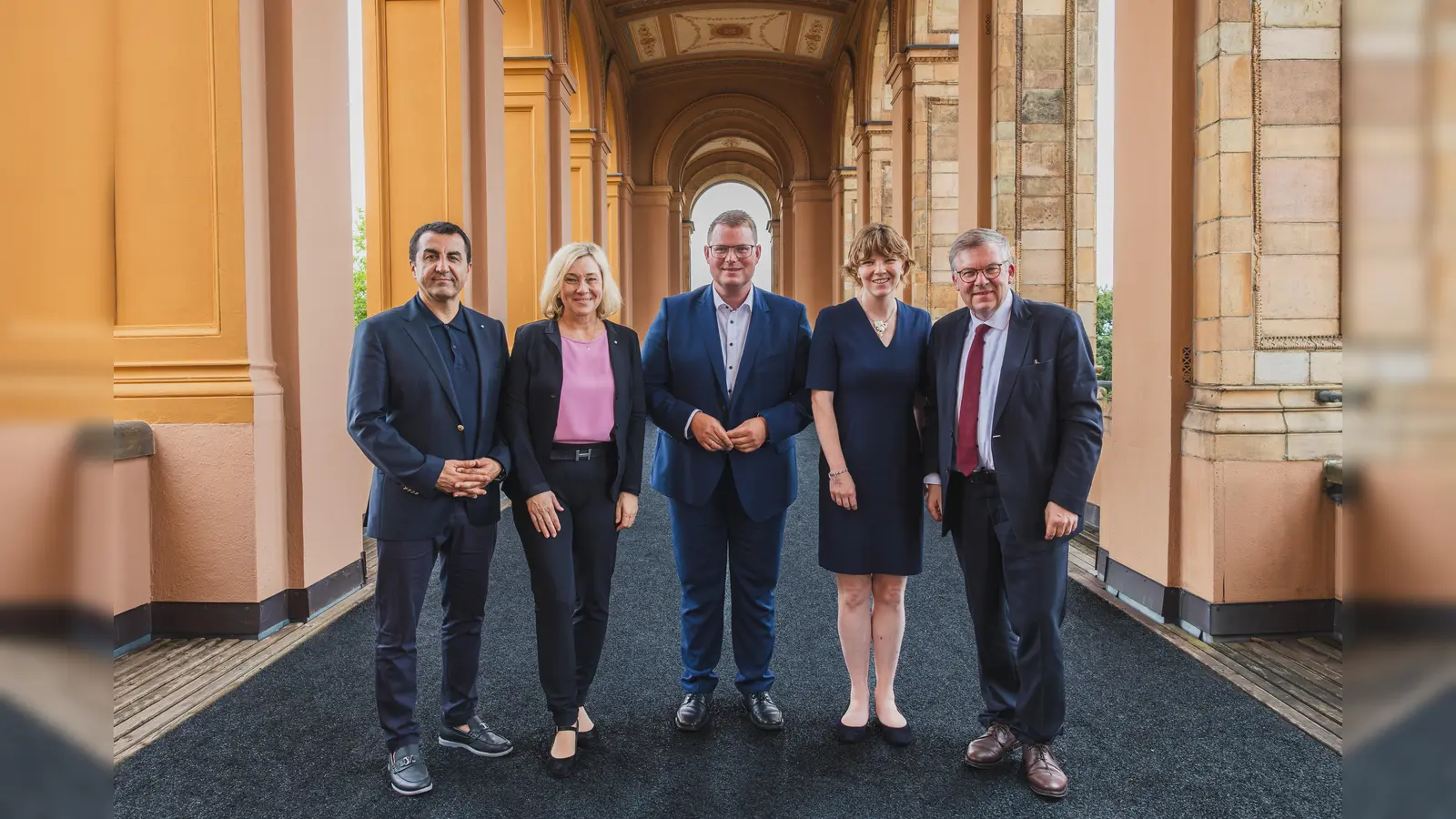 Der neue Fraktionsvorsitzende der SPD im Bayerischen Landtag, Holger Grießhammer (Mitte), gemeinsam mit seinen StellverterterInnen Arif Taşdelen (links), Doris Rauscher (2. von links) und Anna Rasehorn sowie Volkmar Halbleib, der neue parlamentarische Geschäftsführer. (Foto: SPD)