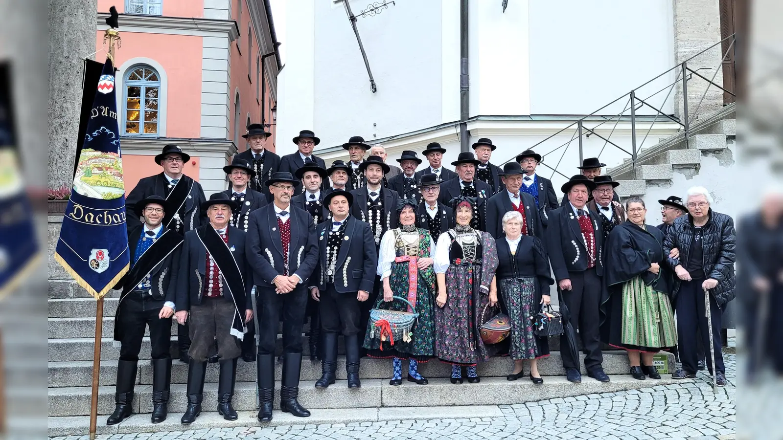 Vereinsmitglieder mit der Fahnenabordnung bestehend aus Markus Erhorn, Benedikt Spalek und Herbert Elsner (von li) vor der Pfarrkirche. (Foto: Ampertaler Dachau)