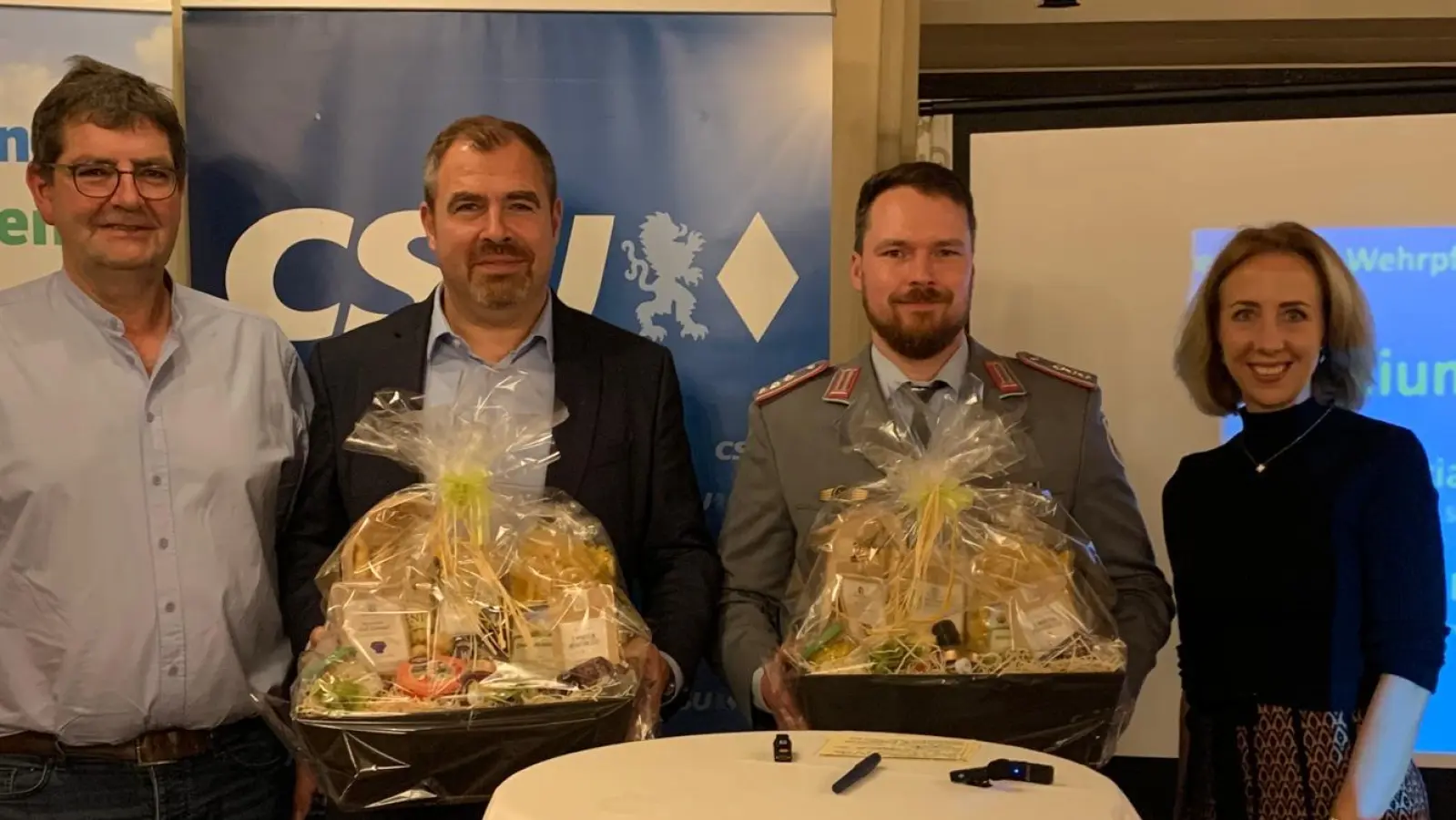 Der Ortsvorsitzender der CSU Bergkirchen, Erich Oßwald, zusammen mit MdB Florian Hahn, Hauptmann Fabian von Skrbensky und Bezirksrätin Stephanie Burgmaier (von links). (Foto: CSU Bergkirchen)