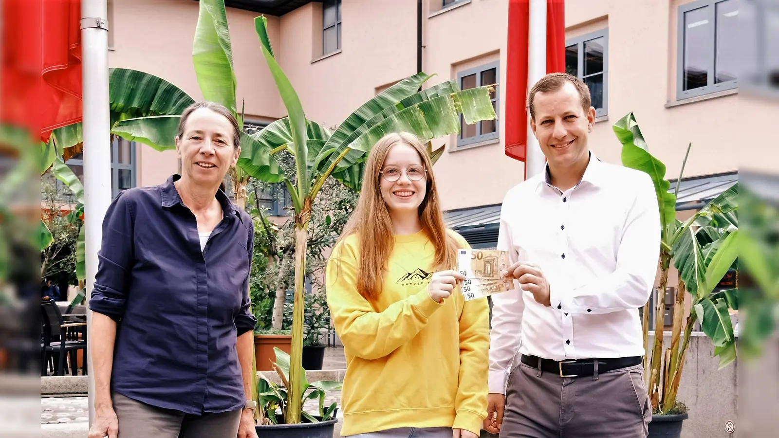 Martha Ullmann (li) und Andreas Kratz gratulieren Mirjam Meyerle. (Foto: Sparkasse)