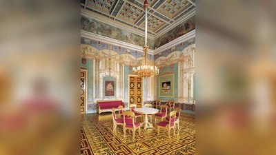 Ob wohl hier mit dem hohen Besuch Kaffee getrunken wurde? [Residenz München, Königsbau, Appartement der Königin, Salon (R.119)] (Foto: © Bay. Schlösserverw., Maria Custodis/ Andrea Hetzenecker)