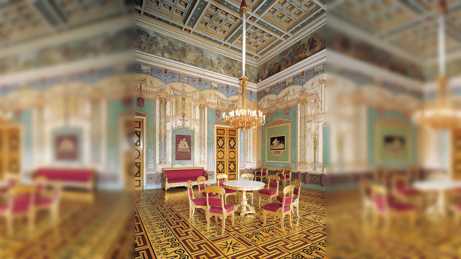 Ob wohl hier mit dem hohen Besuch Kaffee getrunken wurde? [Residenz München, Königsbau, Appartement der Königin, Salon (R.119)] (Foto: © Bay. Schlösserverw., Maria Custodis/ Andrea Hetzenecker)