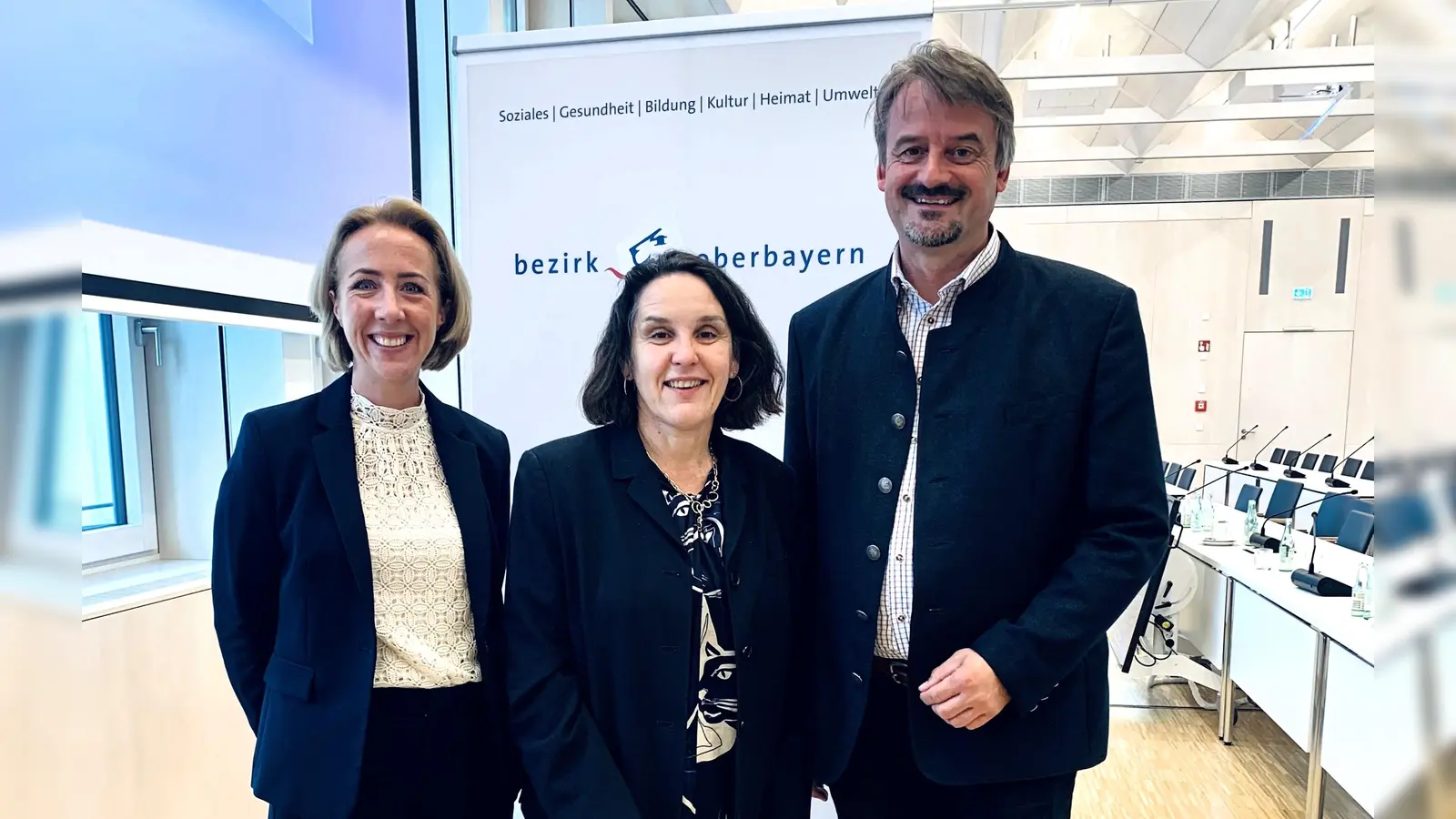 Stephanie Burgmaier mit der Fraktionsvorsitzenden Claudia Hausberger und ihrem Stellvertreter Georg Wetzelsperger (von li). (Foto: S. Burgmaier)