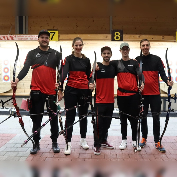 Die erste Ligamannschaft (v.l.): Philipp Weiß, Lena Wenzel, Sebastian Friedrich, Anton Hantschmann, Oliver Hopp besiegelten mit einem Sieg in der Bayernliga Süd ihren Aufstieg in die Regionalliga. (Foto: TSV)